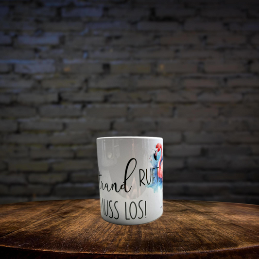 Keramiktasse Flamingo Der Strand ruft, Kaffeetasse, Tasse Geschenk, Sommer, Meer, Urlaubs Feeling