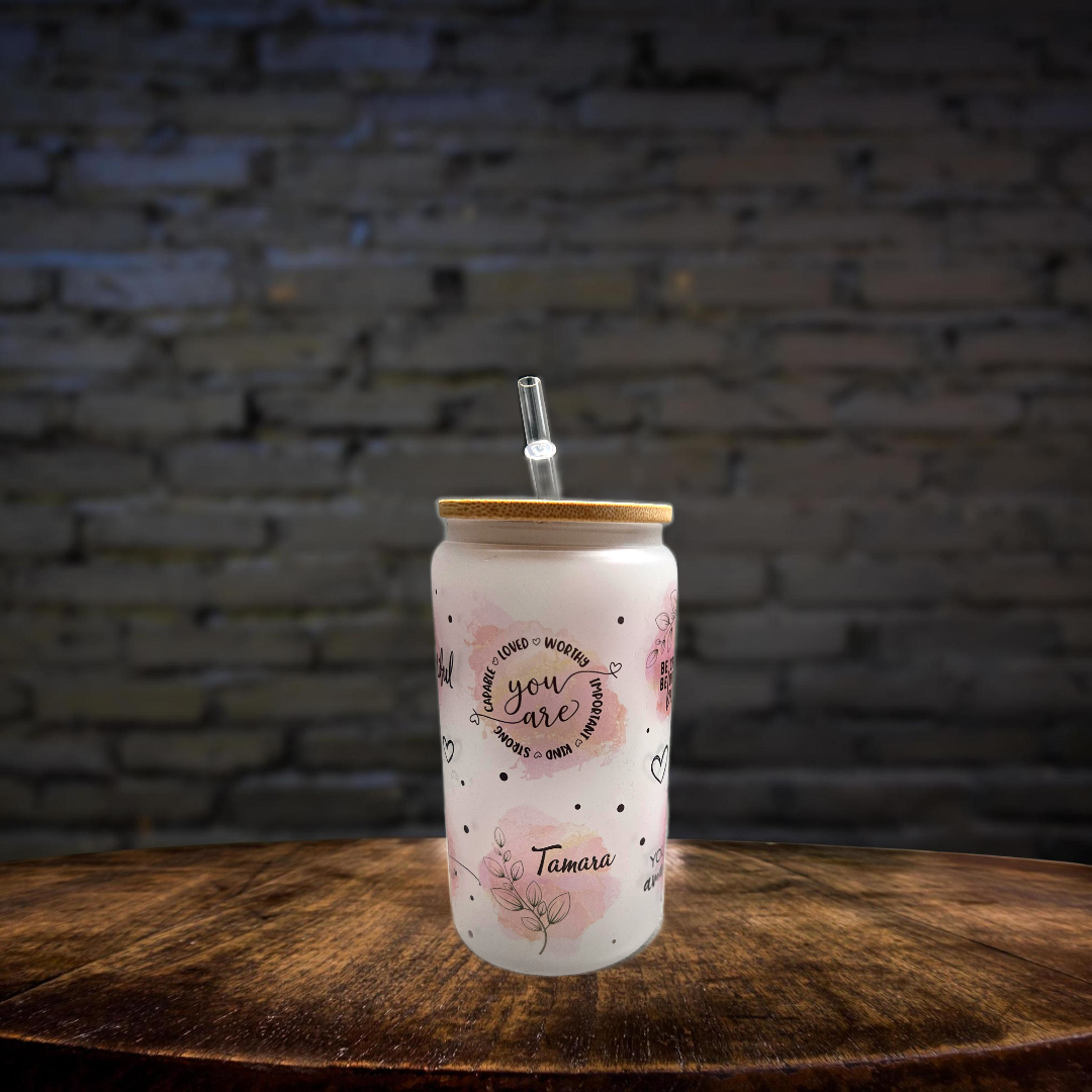 Personalisiertes Trinkglas mit Deckel und Strohhalm, individuell Eiskaffee Glas, Glas mit Name, Daily Reminder, Selbstliebe, Liebe, Cocktail, Geschenk für Mama, Sommer, Bambus
