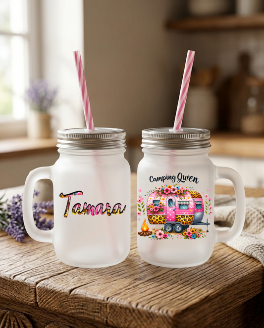 Trinkglas mit Deckel personalisiert, Camping Queen Becher, Geschenk beste Freundin Camper, Wohnwagen Deko, Henkelglas Mattglas Sommer