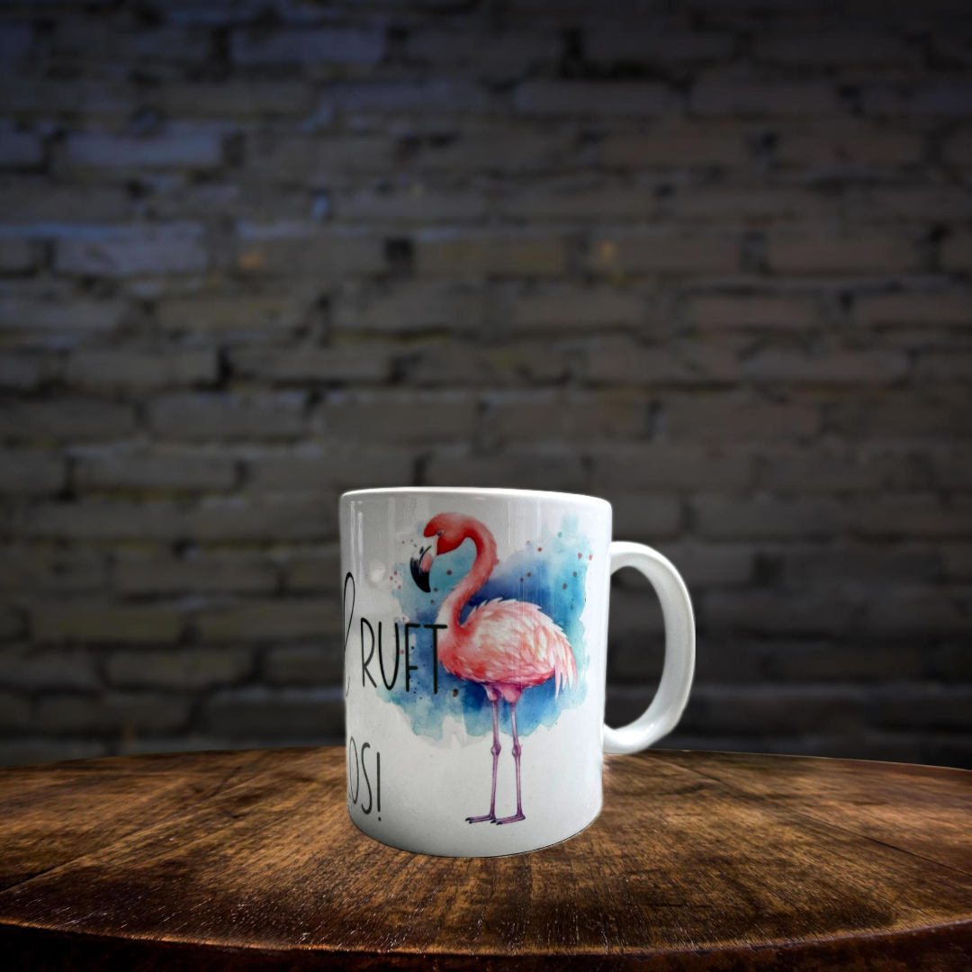 Keramiktasse Flamingo Der Strand ruft, Kaffeetasse, Tasse Geschenk, Sommer, Meer, Urlaubs Feeling