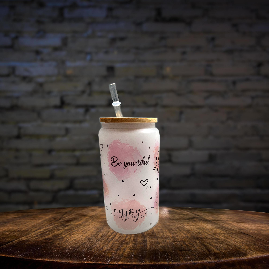Personalisiertes Trinkglas mit Deckel und Strohhalm, individuell Eiskaffee Glas, Glas mit Name, Daily Reminder, Selbstliebe, Liebe, Cocktail, Geschenk für Mama, Sommer, Bambus