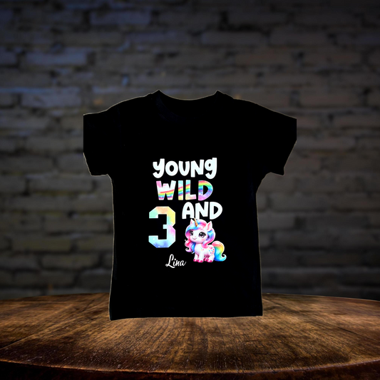 Geburtstagsshirt 3 Jahre Mädchen • Einhorn Shirt personalisiert • Young Wild and 3 • Regenbogen Kinder T-Shirt • Geburtstagsoutfit