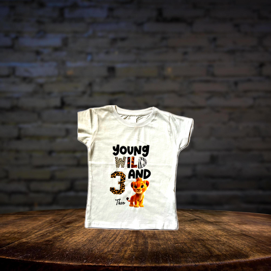 Löwe Geburtstagsshirt 3 Jahre • Young Wild and 3 Shirt • Löwe Kinder T-Shirt personalisiert • Tiermuster Geburtstagsoutfit
